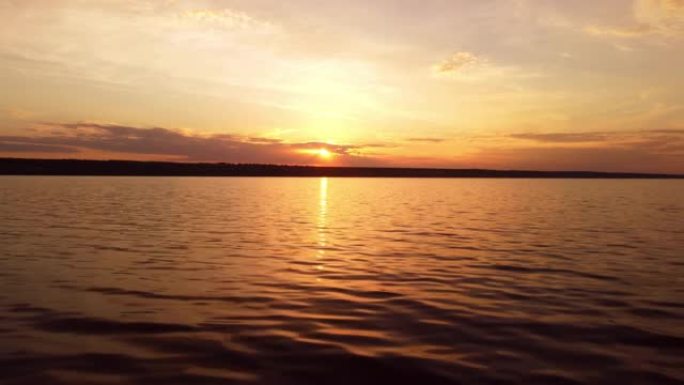 在充满活力的风景日落下，鸟瞰图飞越湖海静止水面