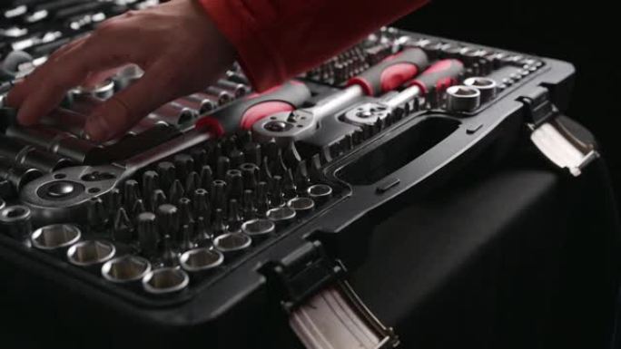 技术员男手红袖打开工具包黑色案例使用铬钒工具