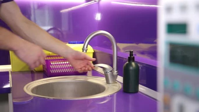 医生洗手。美丽的紫色背景。