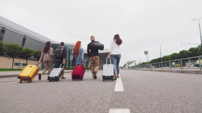 游客旅客跑到机场航站楼。航班延误。年轻人带着行李跑到机场航站楼。