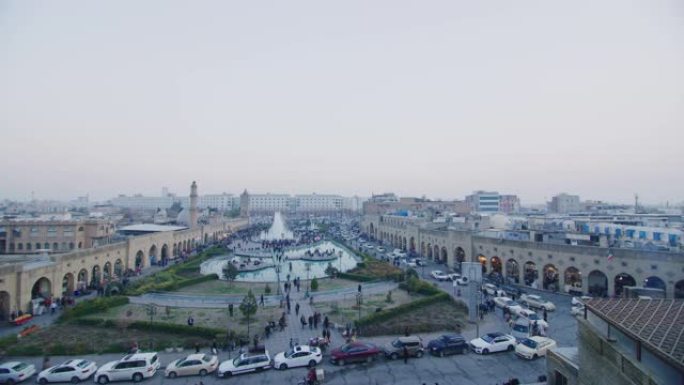 在伊拉克埃尔比勒 (Erbil) 的大巴扎 (Grand Bazaar)，总是拥挤的城堡喷泉和花园中