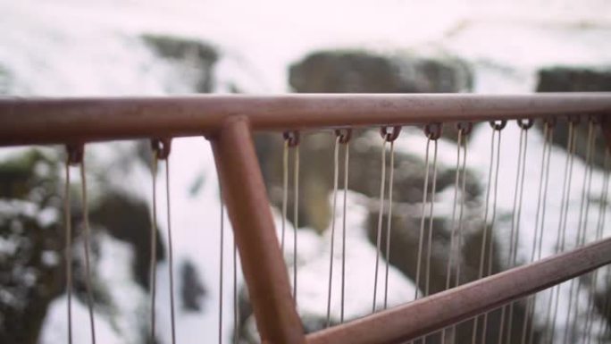 冬季摄像机在桥梁围栏周围移动特写