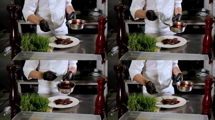 厨师的特写镜头，将多汁的牛排酱和草莓一起倒入。