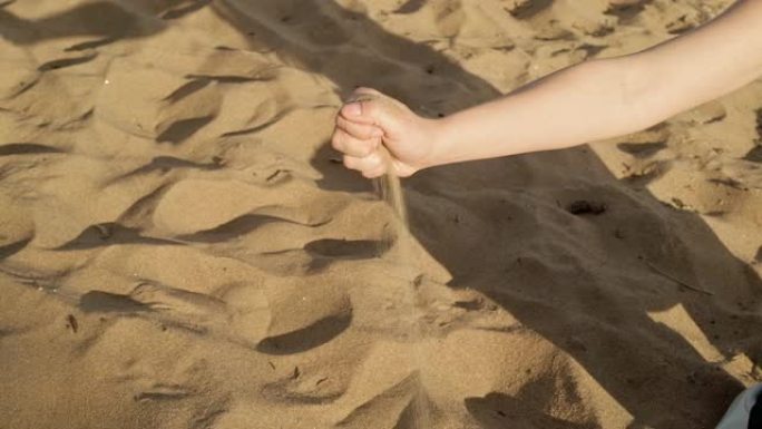 女人手拿沙子的万向节镜头