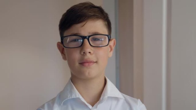 11岁可爱的男孩戴眼镜的特写肖像。聪明的孩子。神童