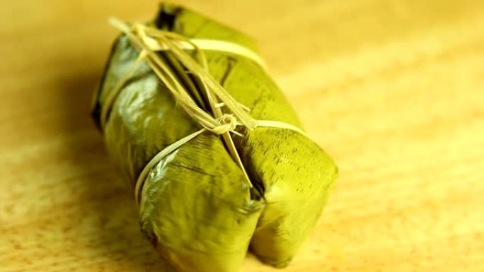 用香蕉叶或Khao tum mad蒸的糯米