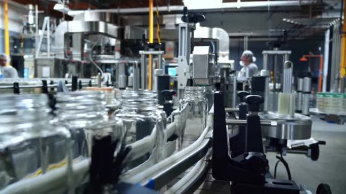 室内和机械工业工厂。用于饮料加工和装瓶的机器人工厂生产线