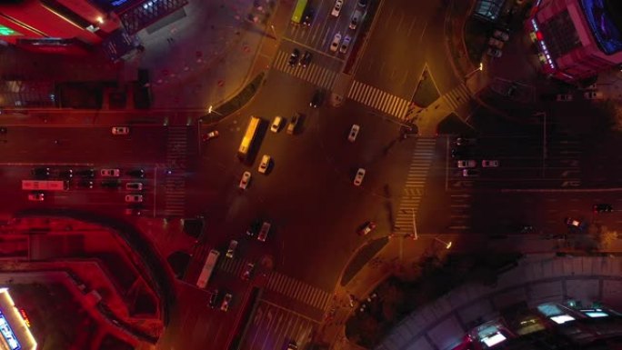 夜间照明青岛市市中心街道十字路口空中俯拍全景4k中国