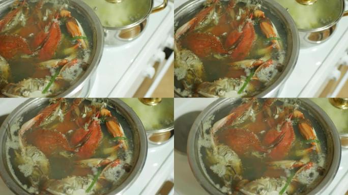 平底锅中红棕色蓝色螃蟹的特写镜头。