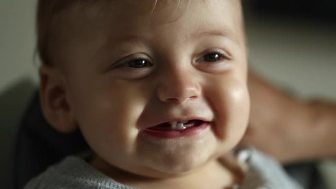 可爱的宝宝自发微笑。婴儿面对现实生活的笑声