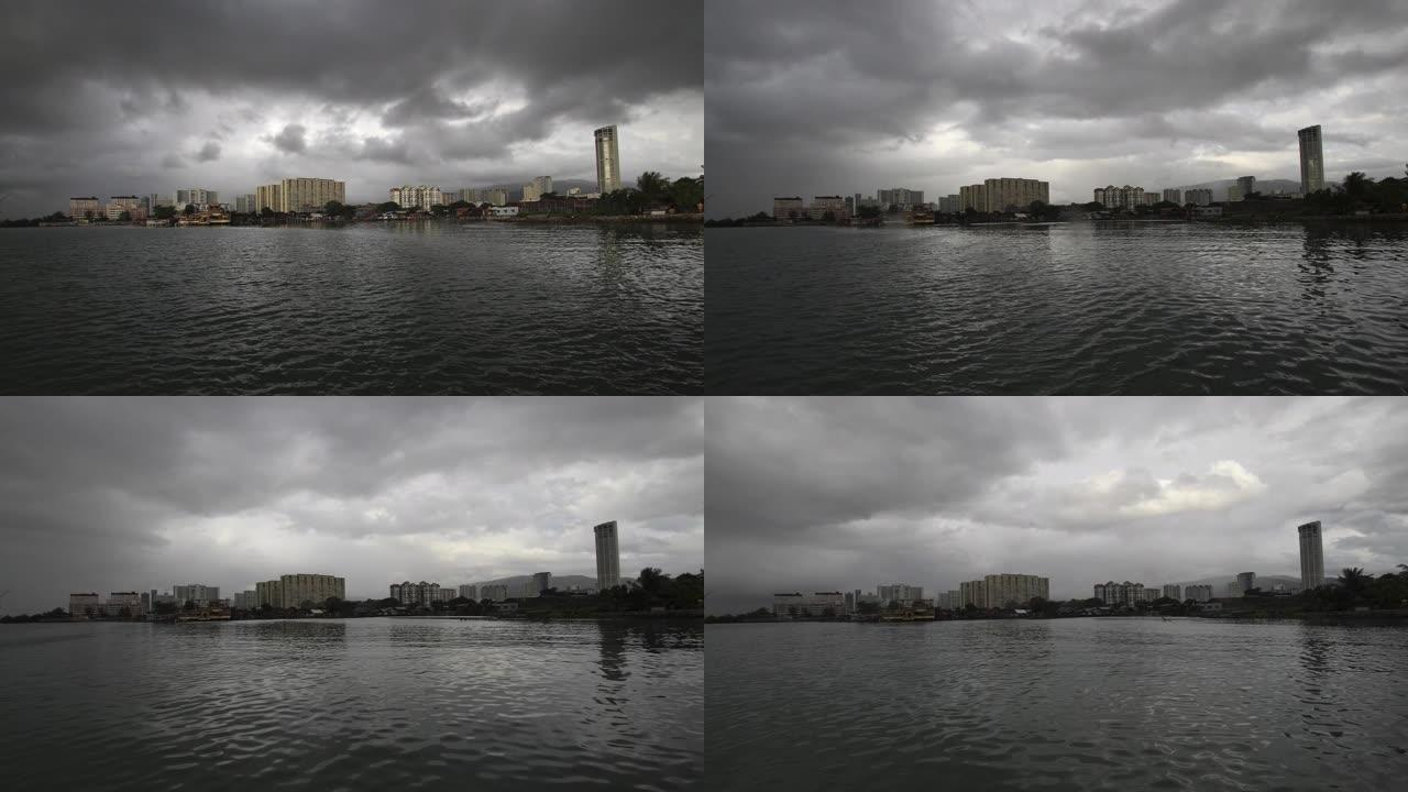 早上槟城的KOMTAR与雨形成了更厚的乌云