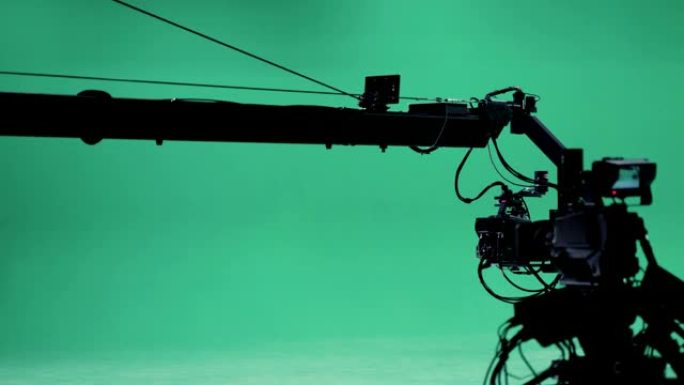 摄制组和设备在绿色工作室拍摄视频。色度-将两个或多个图像或帧以单个构图组合的技术。电影制作行业。