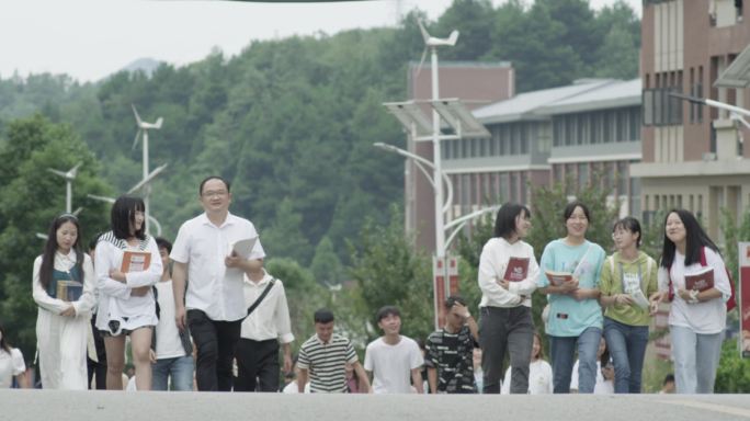 学生行走在校园中