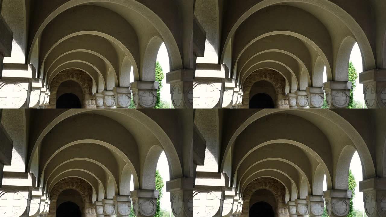 基督教圣殿前的柱子和拱门