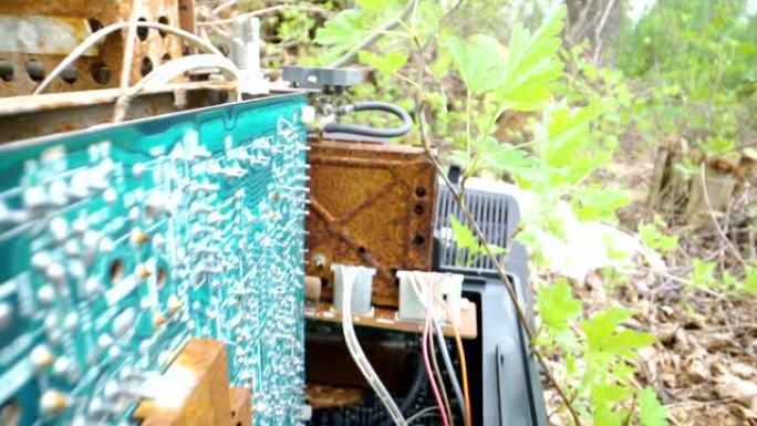 森林中间一个废弃的电脑零件