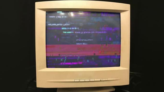 侵入80年代90年代风格的老式电视或电脑显示器屏幕。屏幕监视器上的严重故障。抽象源代码数据流。紫色和