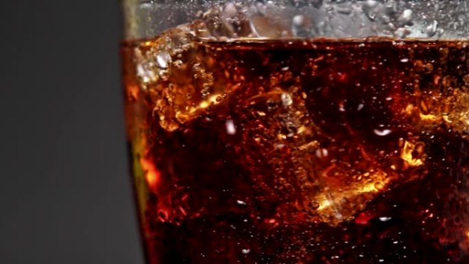 含冰的玻璃杯中的碳酸饮料可乐