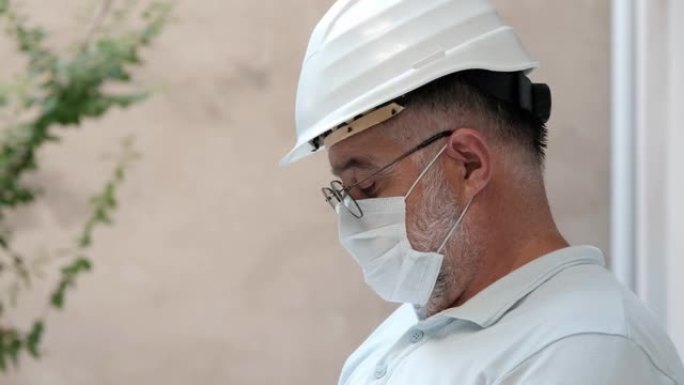 工人/工程师佩戴可保护粉尘烟雾的处理面罩