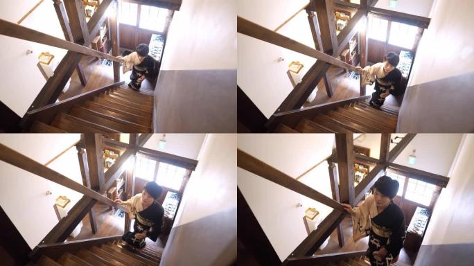 浴衣中的日本妇女在古老的日本 “日式旅馆” 上楼梯