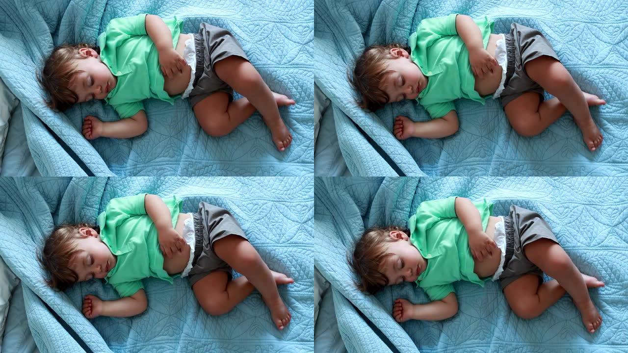 男婴躺在床上睡觉。一岁的婴儿睡着了