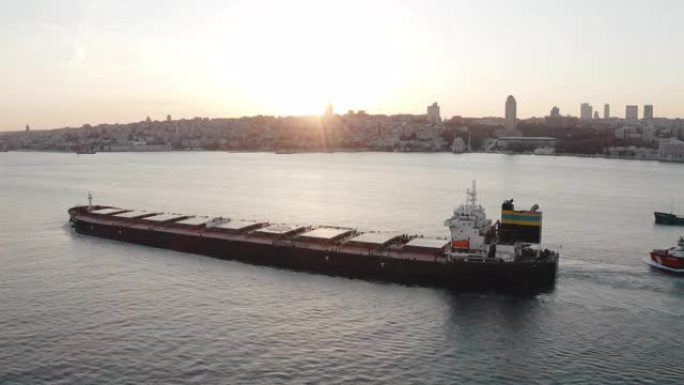 干货船和伊斯坦布尔博斯普鲁斯海峡的鸟瞰图。土耳其的4k镜头