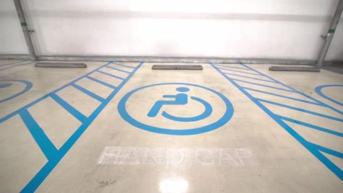 残疾人停车位或停车场上的残疾人标志