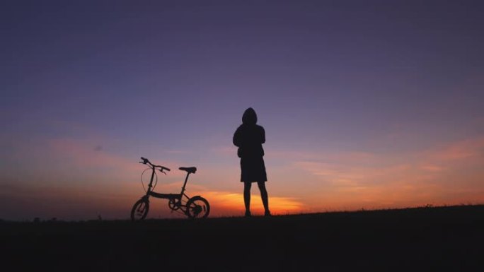 人与自行车在日落登山骑行任务剪影