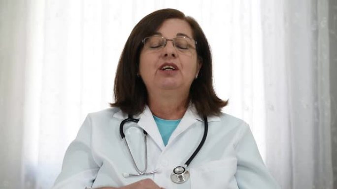 远程护理中医生的屏幕布局-女医生在视频通话中与患者联系