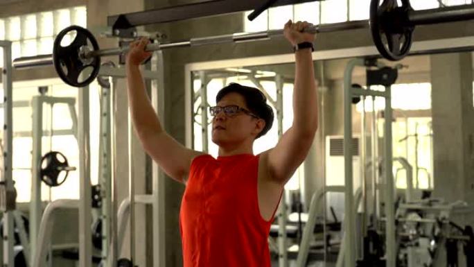 肌肉发达的人在健身房锻炼身体