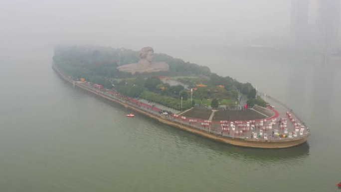 雨天长沙市滨江岛著名纪念碑拥挤公园航拍全景4k中国