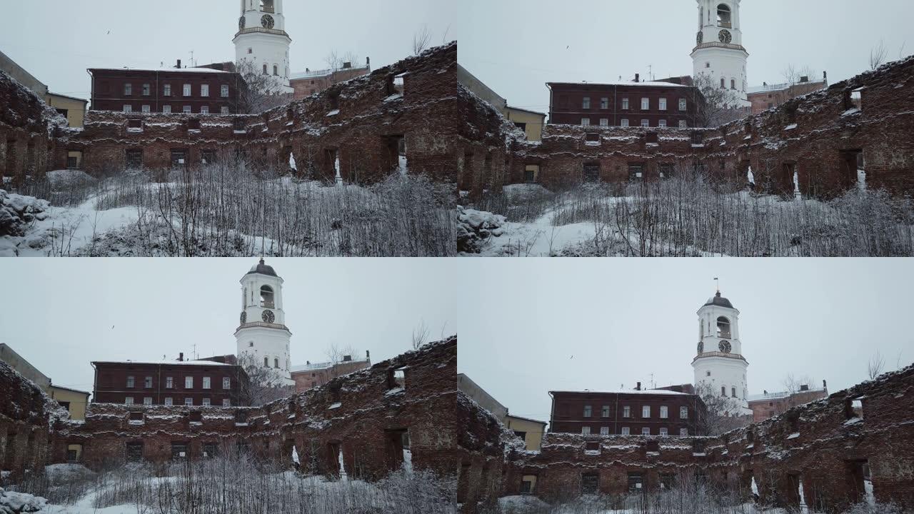 维堡被毁教堂窗户上的钟楼