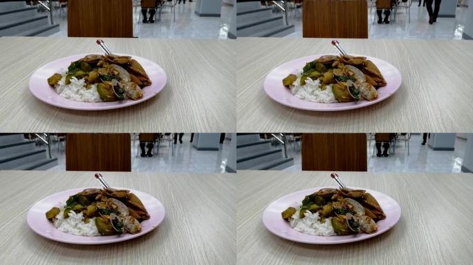 食品店桌上的米饭和蛤蜊咖喱