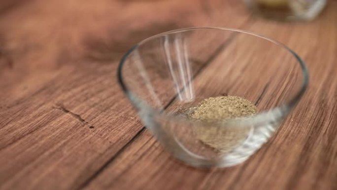 在4k的玻璃碗里有一束黑胡椒粉。准备在厨房中使用的食品成分的概念。