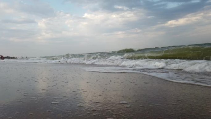 夏天海滩上的海浪。