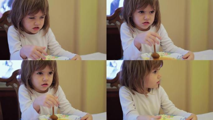 小女孩感到不开心，因为她必须吃汤。