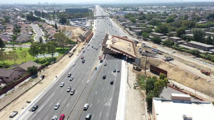 在大流行期间，沿着南高速公路405车道行驶的汽车上方的加利福尼亚405向南拍摄。