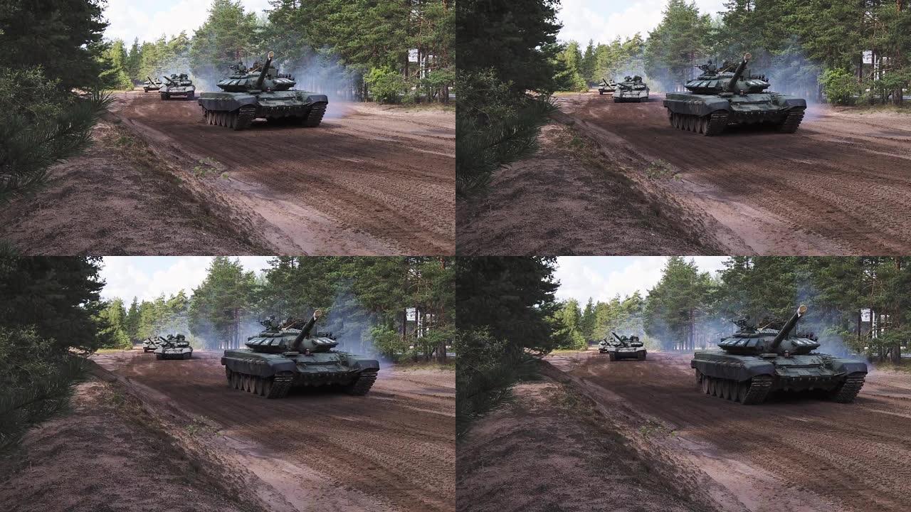 俄军坦克在树林中驰骋