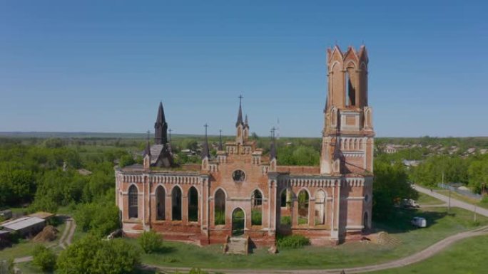 新哥特式风格的圣玛丽教堂，位于俄罗斯萨拉托夫州卡缅卡村。教堂墙壁的废墟。航空4K