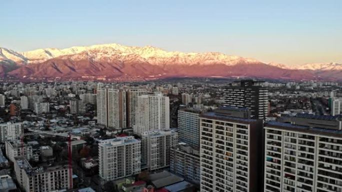 智利圣地亚哥和冬季的安第斯山脉
