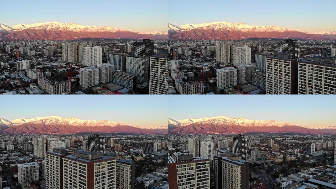 智利圣地亚哥和冬季的安第斯山脉
