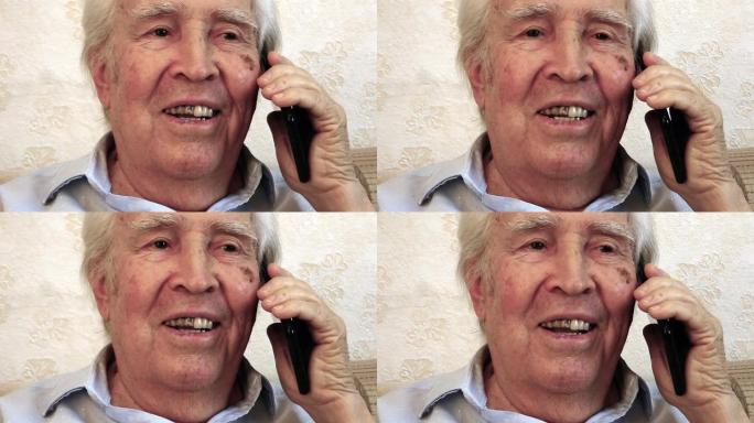 老人在电话里聊天，微笑着。