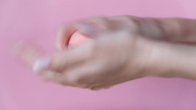 女性用粉红色肥皂洗手