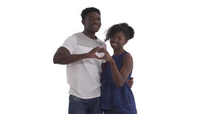 拥抱黑人夫妇的肖像通过在每只手上卷曲食指，拇指朝下，并将它们连接起来，在白色背景上形成孤立的心形