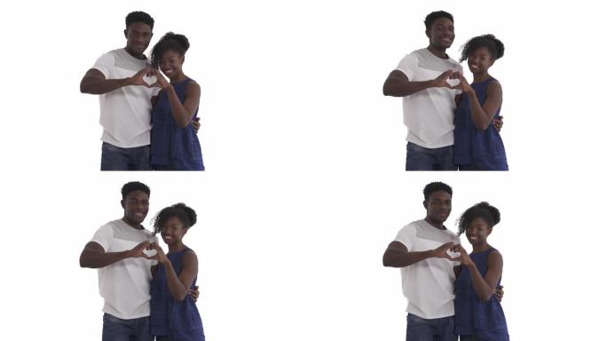 拥抱黑人夫妇的肖像通过在每只手上卷曲食指，拇指朝下，并将它们连接起来，在白色背景上形成孤立的心形