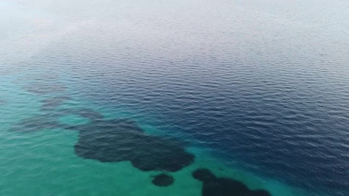 飞越蓝色的大海。空中无人机视图