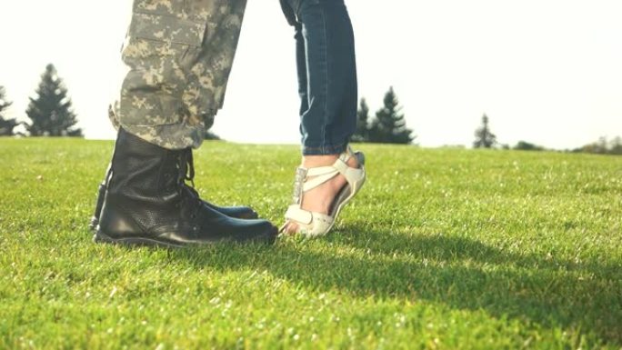 士兵和女孩的脚，男人扶起女孩。