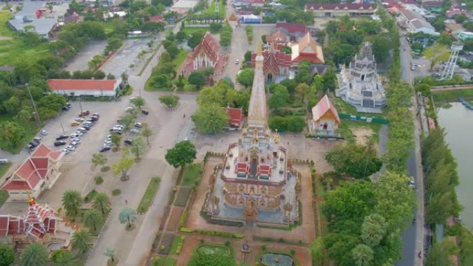 4K UHD无人机视图在泰国普吉岛查隆寺周围移动。泰国普吉岛查龙寺是世界各地每个人的热门旅游目的地。