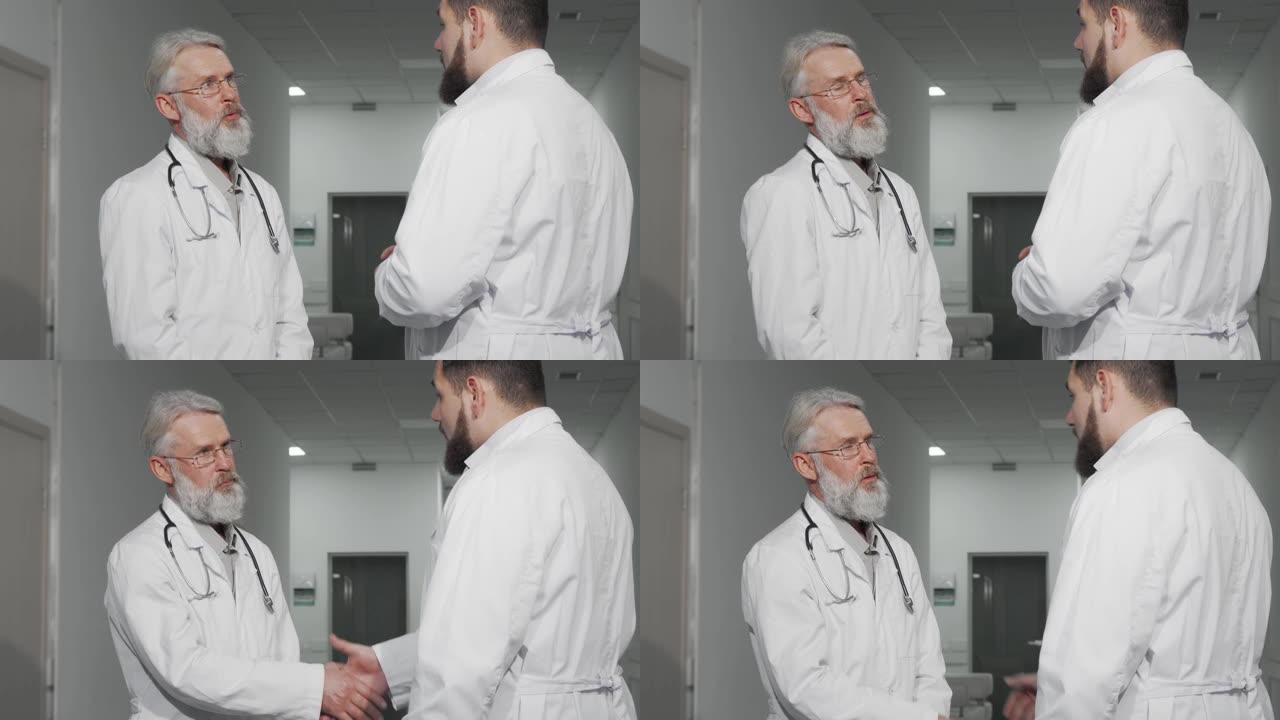 高级医生在医院与同事握手