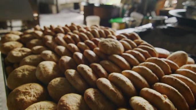 慢动作60 fps在东马美里一家专门生产不同月饼的饼干和饼干工厂拍摄的中国烤面包