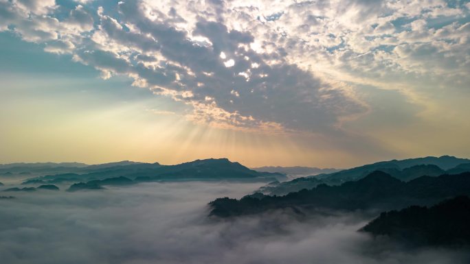 航拍日出朝霞太阳光丁达尔云海天空延时摄影